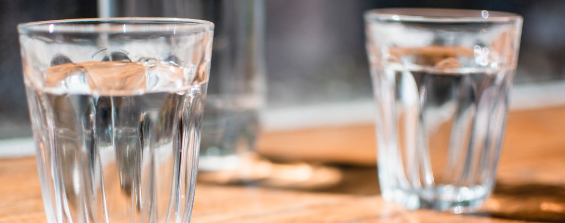 Fontaine à eau filtrante vs. carafe filtrante L'eau au travail