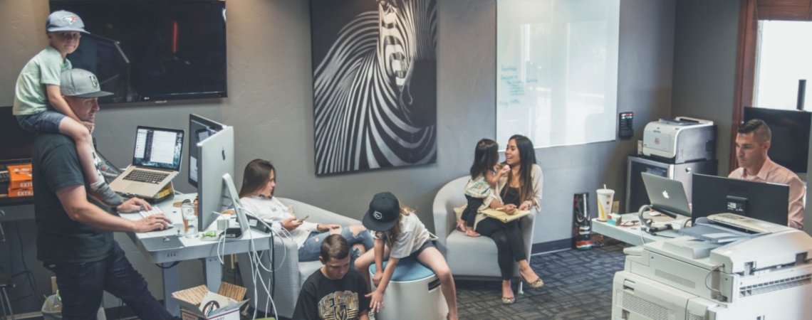 Journée en famille au bureau - image