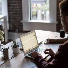 5 exercices de posture et d’étirement au travail  - image vignette