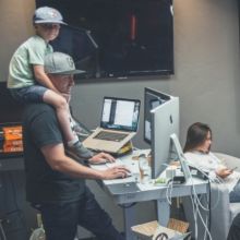 Journée en famille au bureau - image